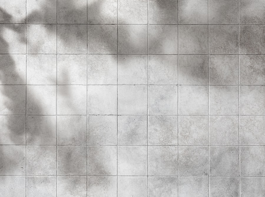 Sombra de uma árvore sobre uma parede de azulejo português