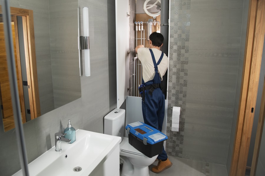 Canalizador a reparar canalização numa casa de banho